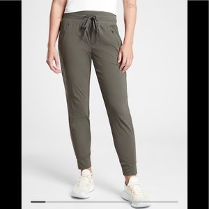 NWOT Athleta Trekkie North Jogger Sz 10 Olive
